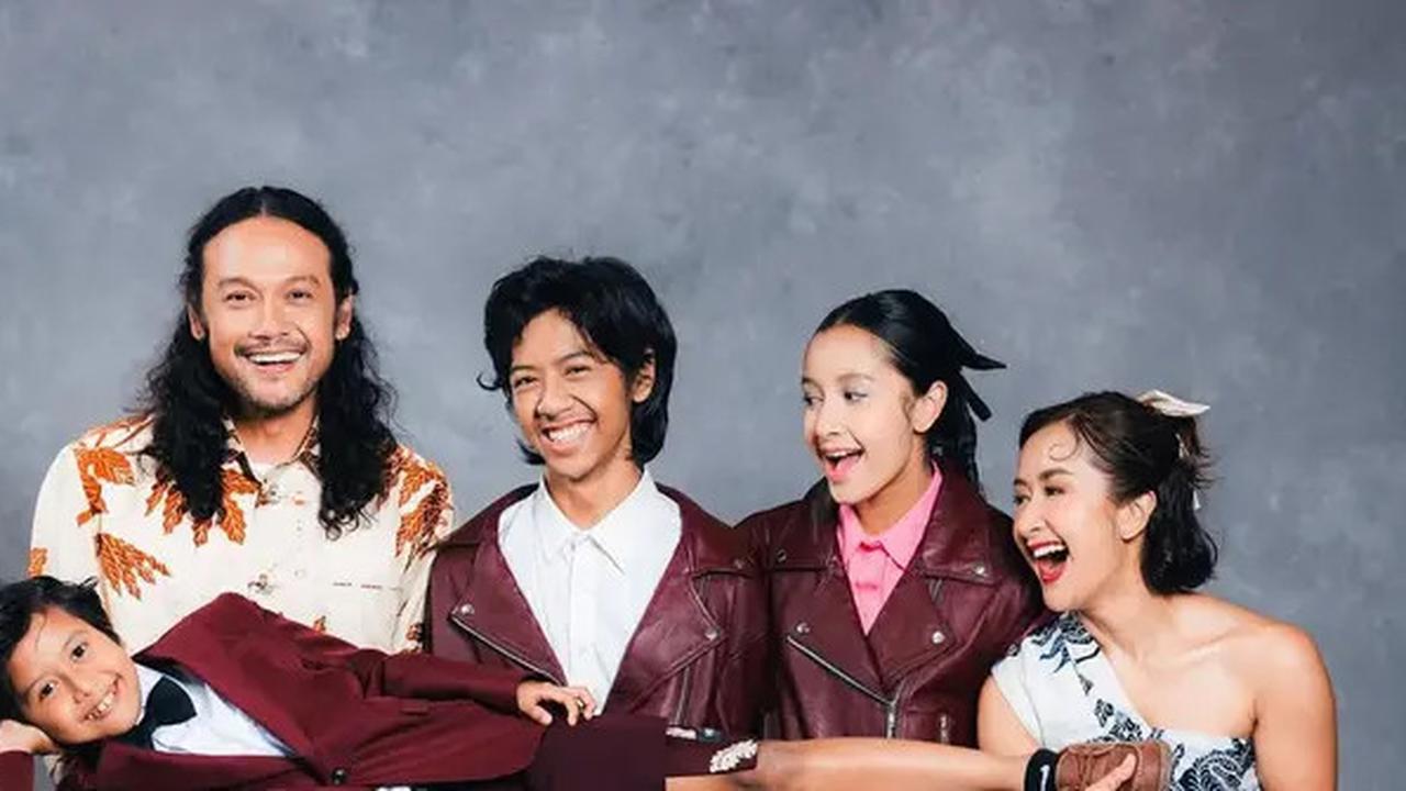 5 Potret Unik Foto Keluarga Dwi Sasono dan Widi Mulia, Kombinasikan Kain Wastra dengan Gaya Kocak