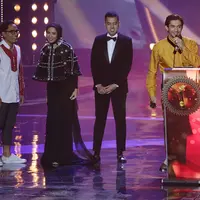 "Ini buat ibu saya dan sahabat. Ini juga buat semua keluarga yang ada di Garut, yang tengah berduka karena musibah. Semoga diberikan kekuatan," ucap Reza di malam puncak FFB 2016, Bandung, Jawa Barat, Sabtu (24/9/2016) malam. (Deki Prayoga/Bintang.com)