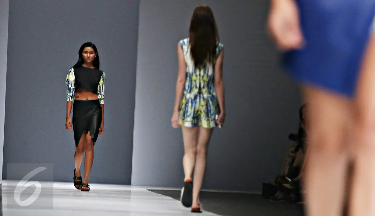 Sejumlah model berjalan diatas catwalk membawakan busana perancang Tex Saverio dalam Jakarta Fashion Week (JFW) 2016 di Senayan City, Jakarta, Sabtu (24/10/2015). Ini merupakan acara mode terbesar di Asia Tenggara. (Liputan6.com/Immanuel Antonius)
