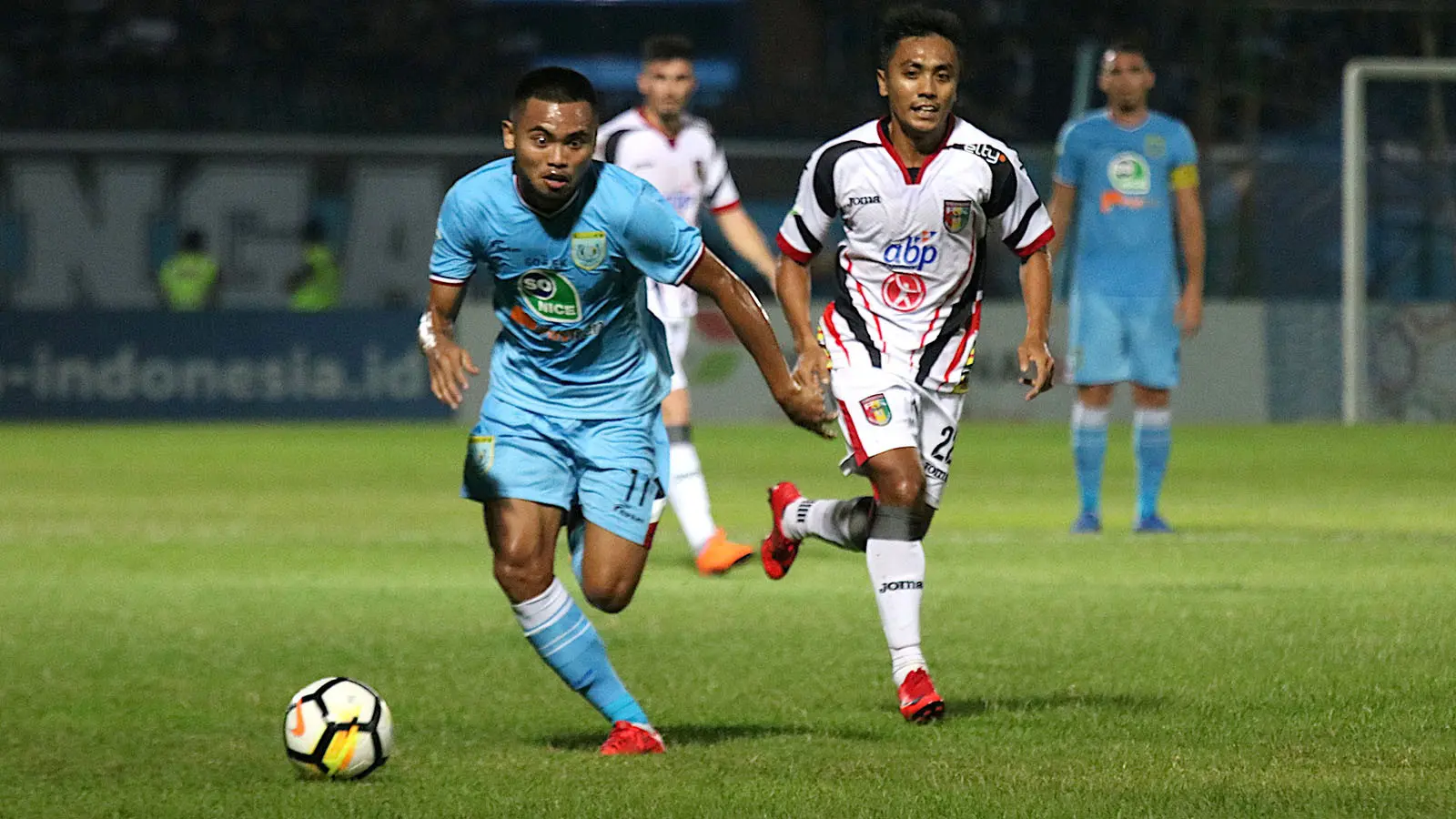 Duel Persela vs Mitra Kukar di Stadion Surajaya, Lamongan, Kamis (7/6/2018). (Bola.com/Aditya Wany)