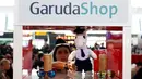 Sejumlah barang dipamerkan dalam GarudaShop di Bandara T3 Soekarno-Hatta, Tangerang, Banten, Selasa (13/2). Garuda Indonesia bekerja sama dengan JD.ID dalam pengembangan bisnis melalui channel GarudaShop. (Liputan6.com/Angga Yuniar)