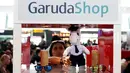 Sejumlah barang dipamerkan dalam GarudaShop di Bandara T3 Soekarno-Hatta, Tangerang, Banten, Selasa (13/2). Garuda Indonesia bekerja sama dengan JD.ID dalam pengembangan bisnis melalui channel GarudaShop. (Liputan6.com/Angga Yuniar)