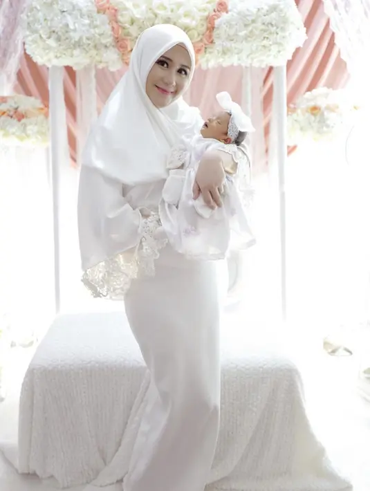 Pemeran Ryana Dea melahirkan anak pertamanya dari pernikahannya dengan Puadin Redi pada 27 November 2017. Anak pertama berjenis kelamin perempuan itu diberinama Qiandra Rynayra Redi. (Instagram/ryana_dea)