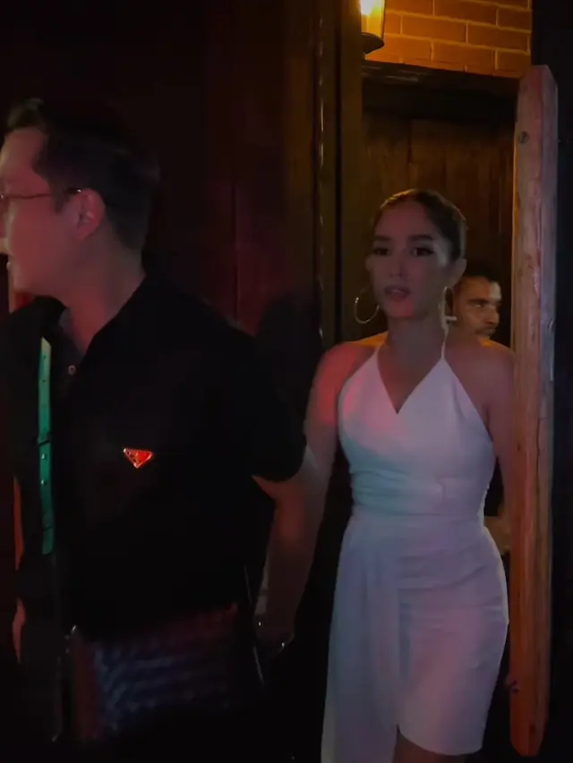 Andhika Pratama baru saja menggelar acara ulang tahun yang ke-37, dia pun terlihat bermesraan dengan sang istri