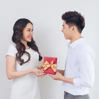 Ilustrasi memberi kado/copyright shutterstock/Makistock