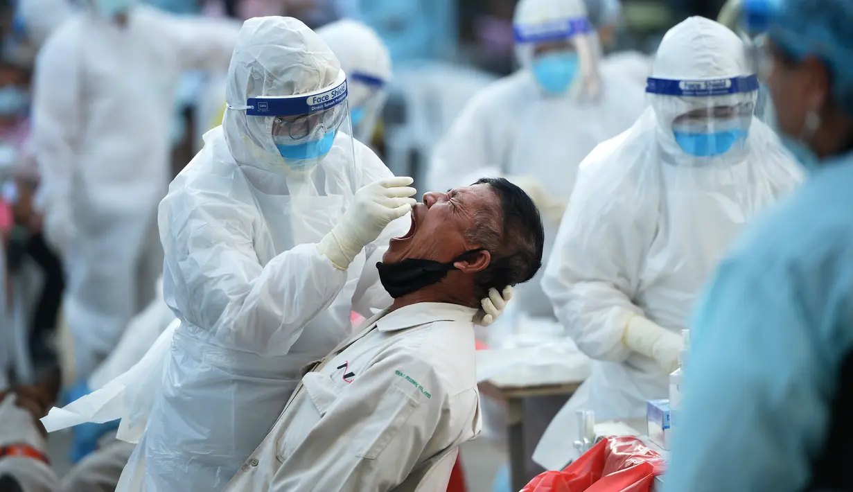 Petugas kesehatan mengambil sampel usap (swab) dari warga untuk tes COVID-19 di Provinsi Samut Sakhon, Thailand, pada 22 Desember 2020. Jumlah kasus COVID-19 di Thailand terus meningkat pada Selasa (22/12), dengan laporan kenaikan 427 kasus dibandingkan hari sebelumnya. (Xinhua/Rachen Sageamsak)
