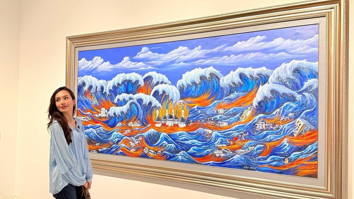 OOTD Casual Beby Tsabina Kunjungi Pameran Seni, Stylish dengan Jinjing Tas Brand Lokal Rp4 Jutaan