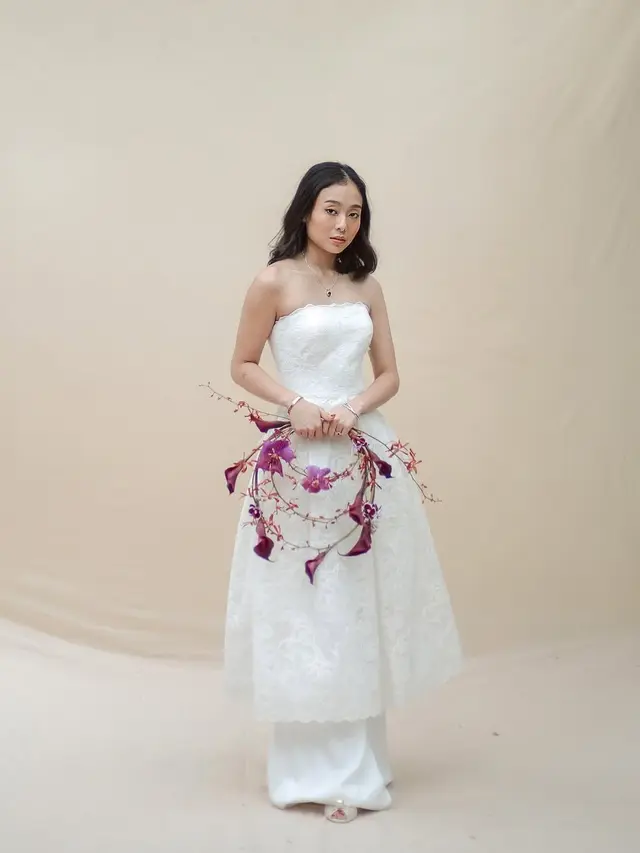 Curvy Crescent Bouquet