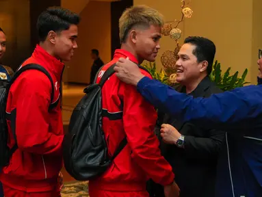 Ketua Umum Persatuan Sepak Bola Seluruh Indonesia (PSSI), Erick Thohir (kedua kanan) menyalami Hokky Caraka dan Muhammad Ferarri saat melepas pemain Timnas Indonesia yang akan terbang menuju Australia di Hotel Fairmont, Jakarta, pada Minggu (16/3/2025). (Foto: Dokumentasi PSSI)