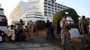 Petugas berjaga di lokasi kebakaran sebuah hotel mewah di kota Karachi, Pakistan, Senin (5/12). Wali Kota Karachi Waseem Akhtar mengatakan penyebab kebakaran ini masih belum diketahui secara pasti. (RIZWAN Tabassum/AFP)