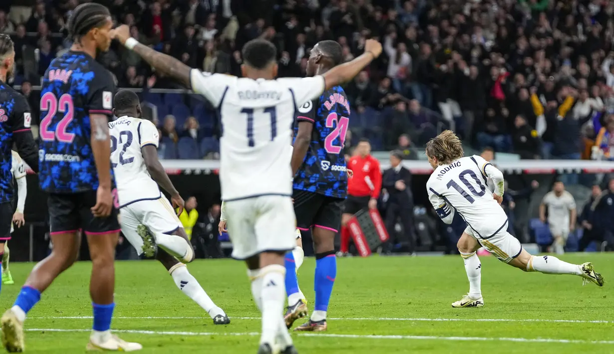 Pemain Real Madrid, Luka Modric melakukan selebrasi setelah mencetak gol ke gawang Sevilla pada laga lanjutan Liga Spanyol 2023/2024 di Stadion Santiago Bernabeu, Madrid, Spanyol, Senin (26/02/2024) dini hari WIB. Los Blancos menang dengan skor 1-0. (AP Photo/Manu Fernandez)