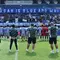 Skuad Persib Bandung menemui Bobotoh yang mendatangi sesi latihan mereka, Kamis (13/2/2025) (c) Dok. Persib Bandung