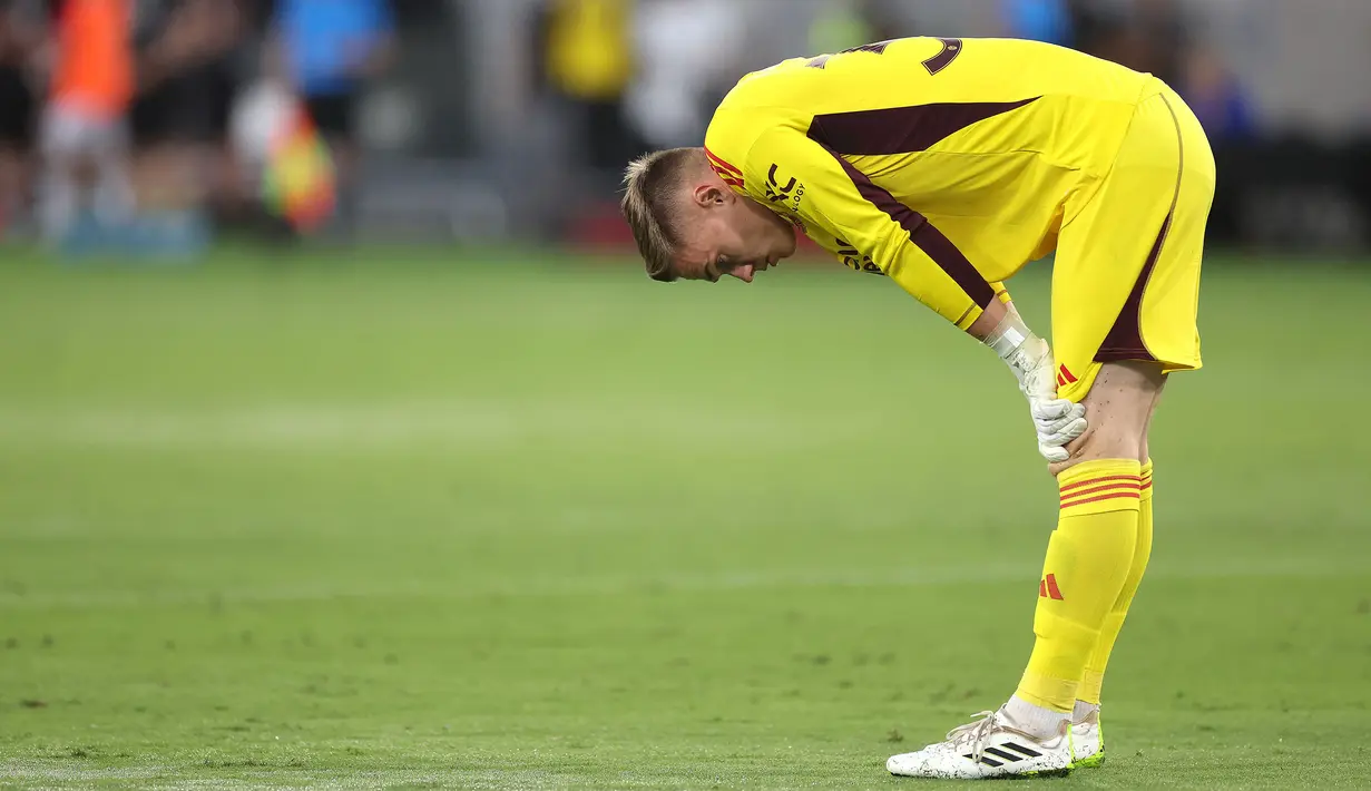 Reaksi kiper Manchester United, Nathan Bishop setelah bertabrakan dengan pemain Wrexham, Paul Mullin pada laga uji coba pramusim di Snapdragon Stadium, San Diego, California, Rabu (25/07/2023) WIB. (AFP/Getty Images/Sean M. Haffey)
