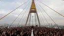 Ribuan warga hadir mengenakan baju hitam-hitam saat acara HUT terakhir almarhum Raja Thailand, Bhumibol Adulyadej di atas Jembatan Bhumibol, Bangkok, Thailand, Senin (5/12). Raja Bhumibol meninggal di usia 88 tahun. (REUTERS/Jorge Silva)