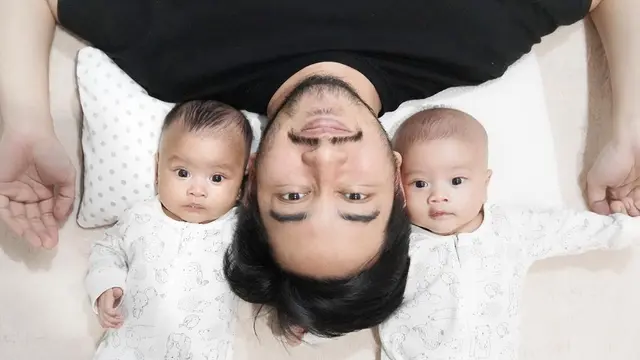 Potret Jeje Govinda asuh anak. (Sumber: Instagram/ritchieismail)