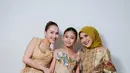 Tak hanya collab berdua, sang ibu Umi Kalsum turut meramaikan panggung dengan busana dari Ivan Gunawan. Dress panjang dengan lengan balon dan print bertekstur [@ayutingting92]
