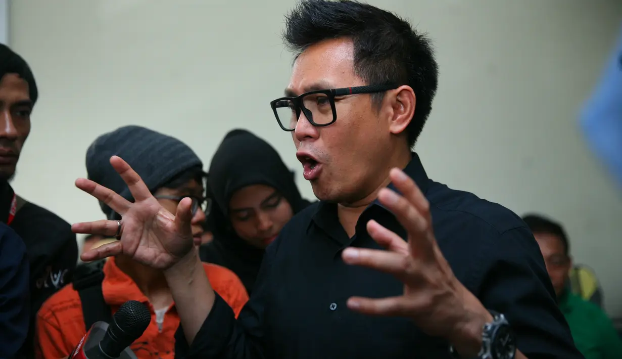 "Buat saya dia guru, bukan senior. Mas Sys bener-bener orang yang ngajarin saya dari sebelum kawin, masih di dunia radio, dia udah info ke saya, kalau mau jadi orang radio atau televisi kita harus kreatif," tutur Eko. (Nurwahyunan/Bintang.com)