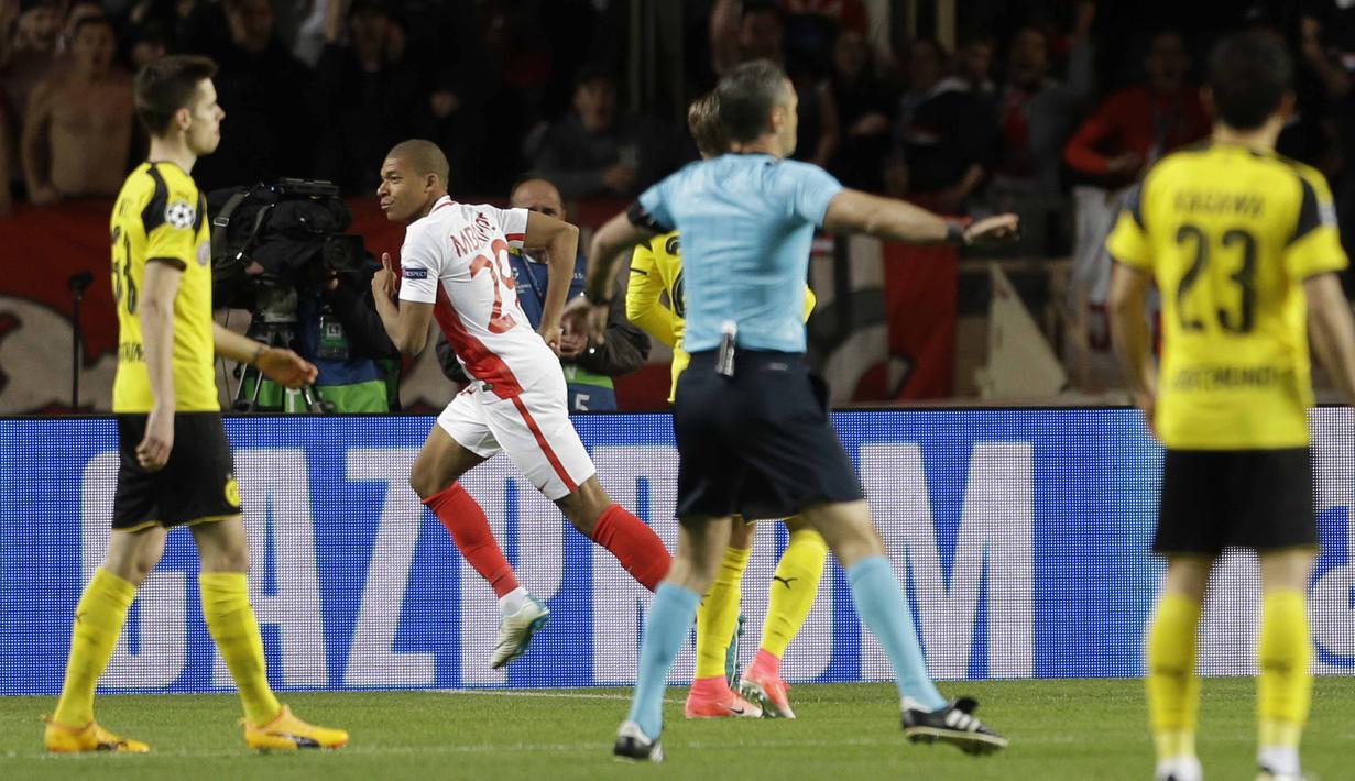 Pemain Muda, AS Monaco, Kylian Mbappe (2kiri) mencetak tiga gol saat timnya berjumpa Dortmund pada perempatfinal Liga Champions. Aksi Mbappe patut diwaspadai Buffon dkk saat berjumpa di Semifinal. (AP/Claude Paris)