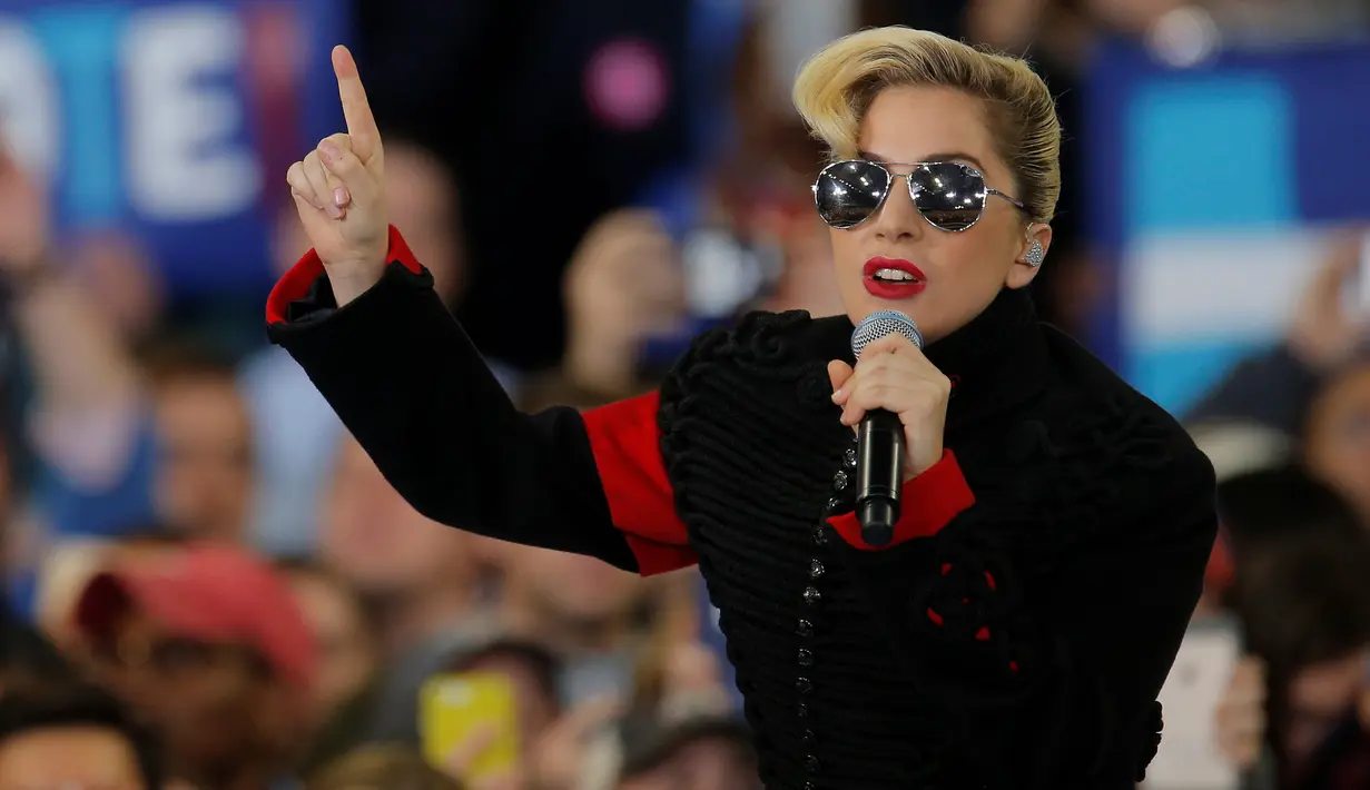 Lady Gaga saat menghibur para pendukung Capres AS dari Partai Demokrat, Hillary Clinton saat kampanye di Releigh, North Carolina, AS (8/11). Pilpres AS 2016 diadakan pada 8 November 2016 dan menjadi pilpres empat tahunan ke-58. (REUTERS/Chris Keane)