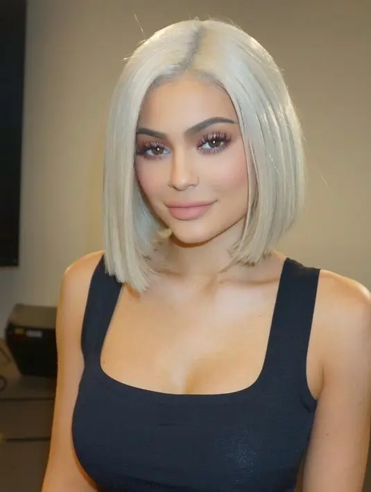 Kecantikan Kylie Jenner masih terpampang nyata lewat rambut pendek blondenya. (instagram/kyliejenner)
