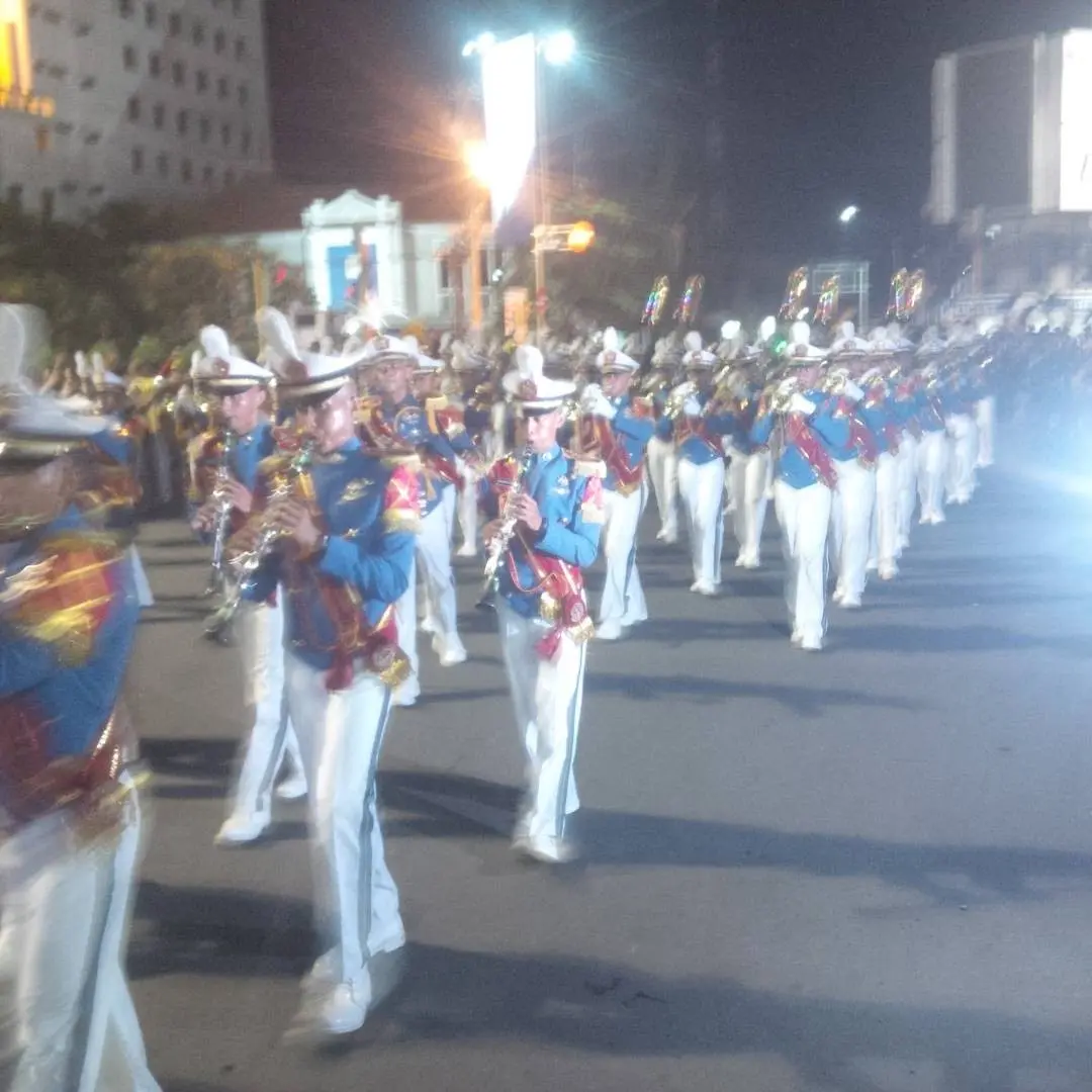 Satu yang konvensional adalah menempatkan drum band / marching band sebagai pembuka defile SNC 2017. (foto : Liputan6.com / Felek Wahyu)