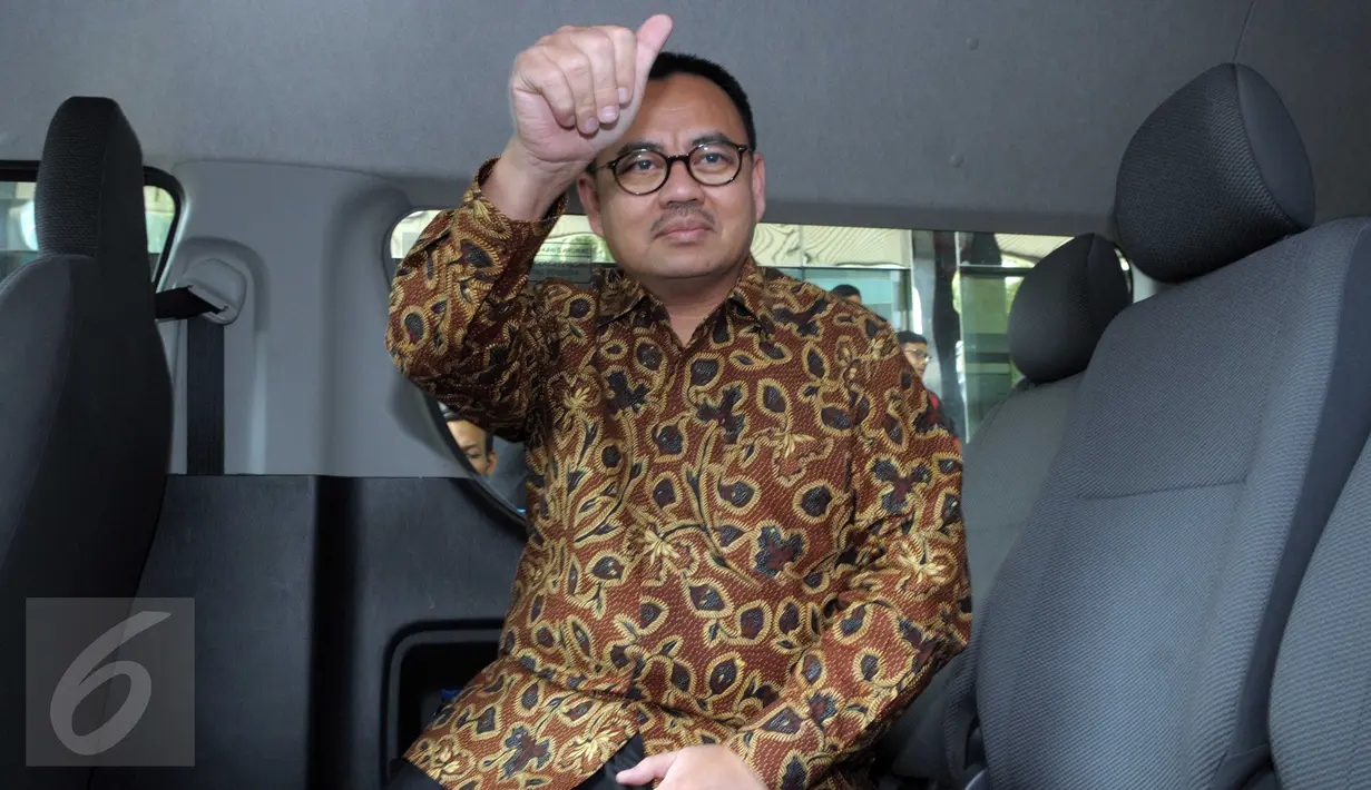 Menteri ESDM Sudirman Said mengacungkan jempol saat akan meninggalkan Gedung KPK, Jakarta, Selasa (24/5). Sudirman Said mengaku diundang KPK untuk meningkatkan koordinasi antara kedua lembaga tersebut. (Liputan6.com/Helmi Afandi)