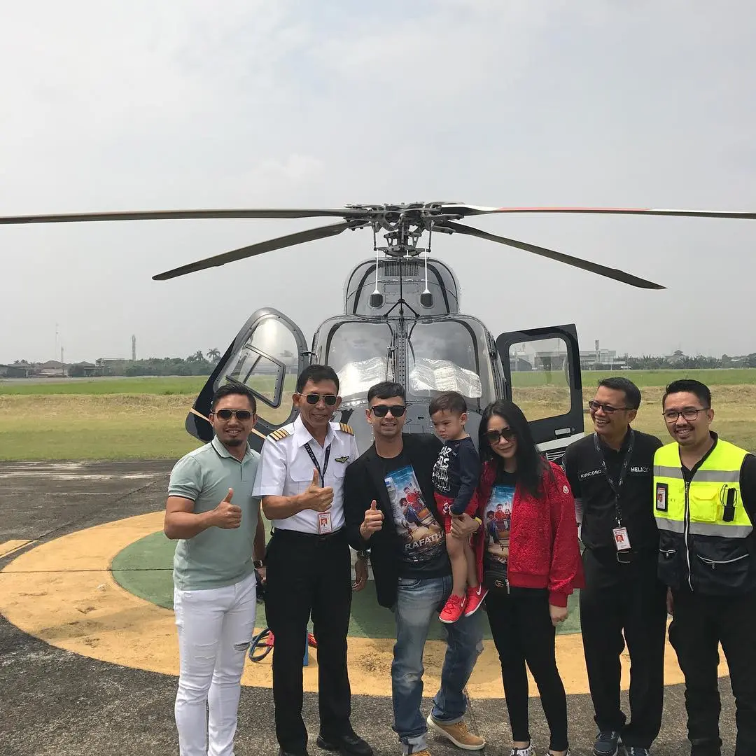 Raffi Ahmad dan keluarga saat hendak promo Rafathar di Cilegon. (Instagram - @raffinagita1717)