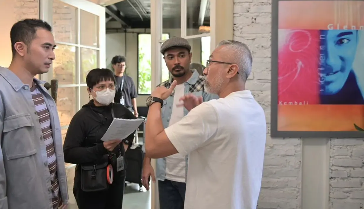 Sukses sebagai aktor, Lukman Sardi memang sudah lama mengepakkan sayapnya menjadi produser dan sutradara. Ada banyak film yang sudah disutradarai oleh Lukman Sardi, dua diantaranya adalah film Di Balik 98 dan yang terbaru Glenn Fredly the Movie ini. Dalam film ini, Winky Wiryawan juga turut serta dan berperan sebagai manajer Glenn Fredly bernama Felix. (Liputan6.com/IG/@kapanlagicom)