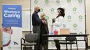 Presiden AS terpilih Joe Biden dan istrinya Jill Biden berbincang usai menerima vaksin Covid-19 di Rumah Sakit Christiana di Newark, Delaware, Senin (21/12/2020). Peristiwa ini disiarkan secara langsung di televisi untuk meyakinkan publik AS tentang keamanan vaksin Covid-19 (AP Photo/Carolyn Kaster)