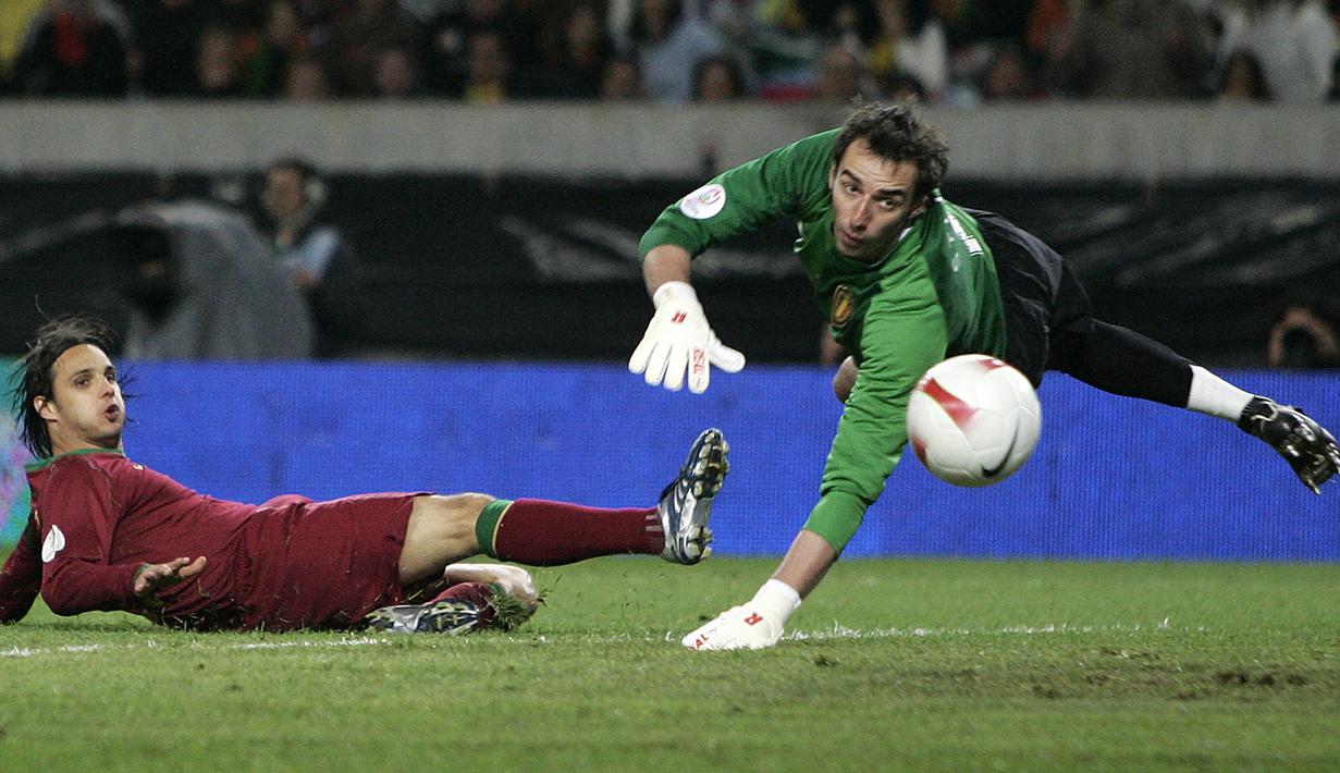 Nuno Gomes. Striker Portugal ini mengoleksi 6 gol dalam 3 edisi Piala Eropa, yaitu Euro 2000, 2004 dan 2008. Ia hampir membawa Portugal meraih trofi pada 2004 namun akhirnya kalah 0-1 dari Yunani di partai final. Pada 2013 ia memutuskan pensiun dari timnas. (Foto: AFP/Nicolas Asfouri)