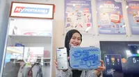 Seorang perempuan sedang menggunakan aplikasi MyPertamina. (Foto: Istimewa)