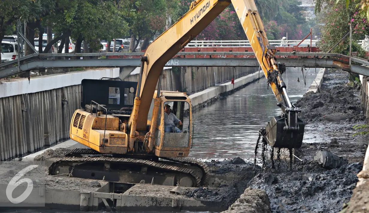 Alat berat mengeruk lumpur yang mengendap di Kali Cideng, Jakarta, Senin (19/10/2015). Pemprov DKI Jakarta terus berupaya sampah yang mengendap di sejumlah sungai agar permasalahan banjir dapat segera teratasi. (Liputan6.com/Immanuel Antonius)