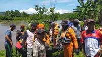 Tim SAR gabungan dan warga membawa kantong jenazah korban serangan buaya di Tolitoli, Senin (24/8/2020). (Foto: Humas Basarnas Palu).