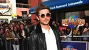 Engg... ini awkward banget. Zac Efron menjatuhkan sebuah kondom saat ia menghadiri film anak-anak yang berjudul The Lorax tahun 2012 lalu. (UpscaleHype)