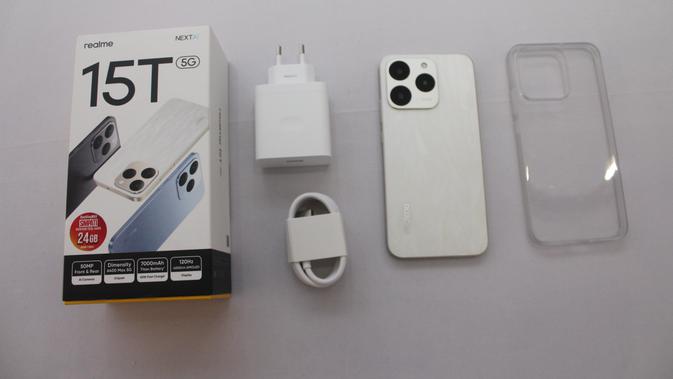 <p>Isi paket penjualan Realme 15T(Liputan6.com Arief Ferdian Maulana)</p>