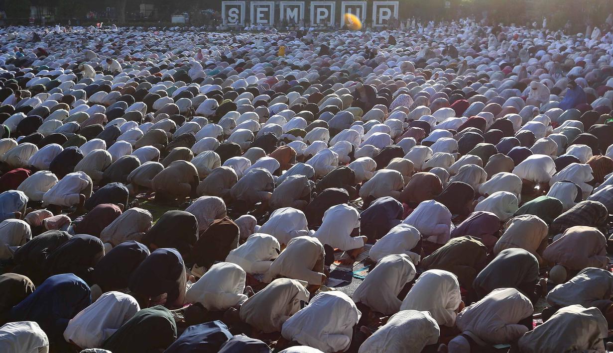 Sebelumnya, Pimpinan Pusat Muhammadiyah menetapkan 1 Syawal 1447 Hijriah atau Lebaran 2026 jatuh pada Jumat 20 Maret 2026. Tampak dalam foto, ribuan umat muslim Muhammadiyah melakukan salat Idul Fitri 1447 Hijriah di Lapangan Sempur, Kota Bogor, Jawa Barat, Jumat (20/3/2026).(merdeka.com/Arie Basuki)