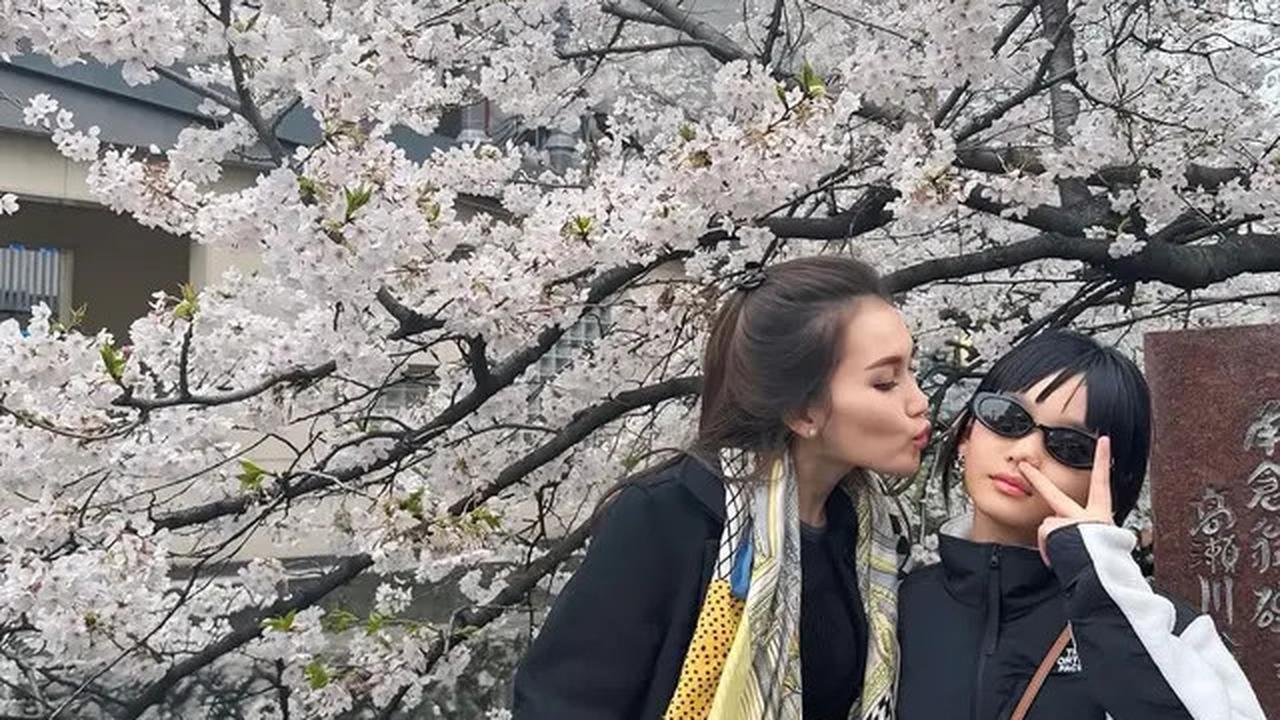 7 Potret Ayu Ting Ting Berburu Sakura di Jepang, Ajak Keluarga Besar
