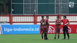 Pelatih Persija, Stefano Cugurra (kanan) memberi arahan pada tiga pemainnya saat latihan resmi jelang laga lanjutan Go-Jek Liga 1 Indonesia 2018 bersama Bukalapak melawan Persib di Lapangan PTIK, Jakarta, Jumat (29/6). (Liputan6.com/Helmi Fithriansyah)