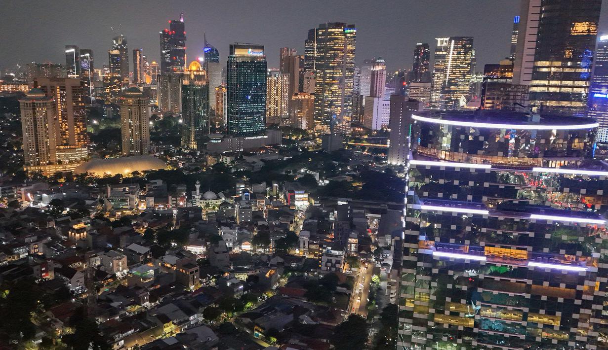 Foto udara memperlihatkan suasana malam gedung-gedung bertingkat di kawasan Sudirman, Jakarta, Selasa (7/4/2026). (merdeka.com/Arie Basuki)