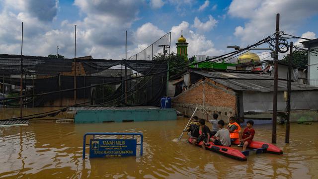 Evakuasi Warga Terdampak Banjir Luapan Kali Ciliwung Jakarta