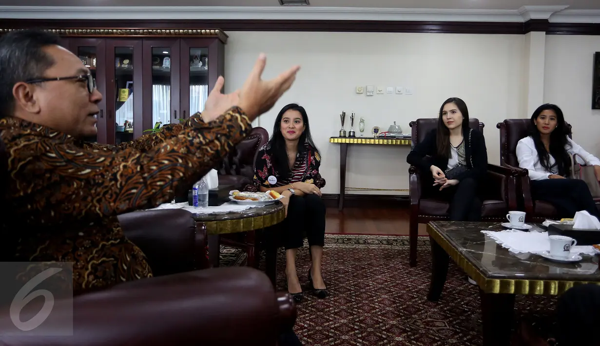 Ketua MPR Zulkifli Hasan menerima kunjungan pengurus Persatuan Artis Film Indonesia (PARFI56), Marcella Zalianty (kedua kiri), Olivia Jansen (kedua kanan) dan Olivia Zalianty di Gedung Nusantara 3, Jakarta, Selasa (4/4). (Liputan6.com/Johan Tallo)