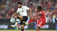 Penyerang Liverpool, Mohamed Salah berusaha mengontrol bola dari kawalan gelandang Munchen, Renato Sanches saat bertanding di semifinal Audi Cup di Allianz Arena di Munich, Jerman (1/8). Liverpool menang 3-0 atas Munchen. (Christof Stache/AFP)