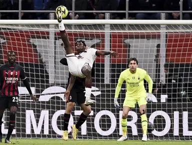 Bek Torino, Stephane Singo melakukan tendangan saat bertanding melawan AC Milan pada pertandingan babak 16 besar Coppa Italia di Stadion San Siro di Milan, Italia, Kamis (12/1/2023). Torino menang tipis atas AC Milan dengan skor 1-0 berkat gol Michel Adopo di perpanjangan waktu. (Marco Alpozzi/LaPresse via AP)