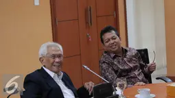 Mantan Menteri Pertambangan dan Energi Prof. Dr. Soebroto, M.A (kiri) berbincang dengan Ketua Komite Ekonomi dan Industri Nasional (KEIN) Soetrisno Bachir saat berdiskusi di Jakarta, kamis (31/3). (Liputan6.com/Angga Yuniar)