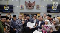 Ketua Komisi VIII DPR RI, Ashabul Kahfi (keempat kiri) bersalaman dengan Menteri Agama Yaqut Cholil Qoumas (tengah) seusai menandatangani draft penetapan biaya haji 2023 di kompleks Parlemen, Senayan, Jakarta, Rabu (15/2/2023). Kementerian Agama bersama Komisi VIII DPR selesai menggelar rapat panja biaya haji 2023. Pemerintah bersama legislator menyepakati biaya haji yang harus dibayarkan jemaah sebesar Rp 49.812.700. (Liputan6.com/Faizal Fanani)