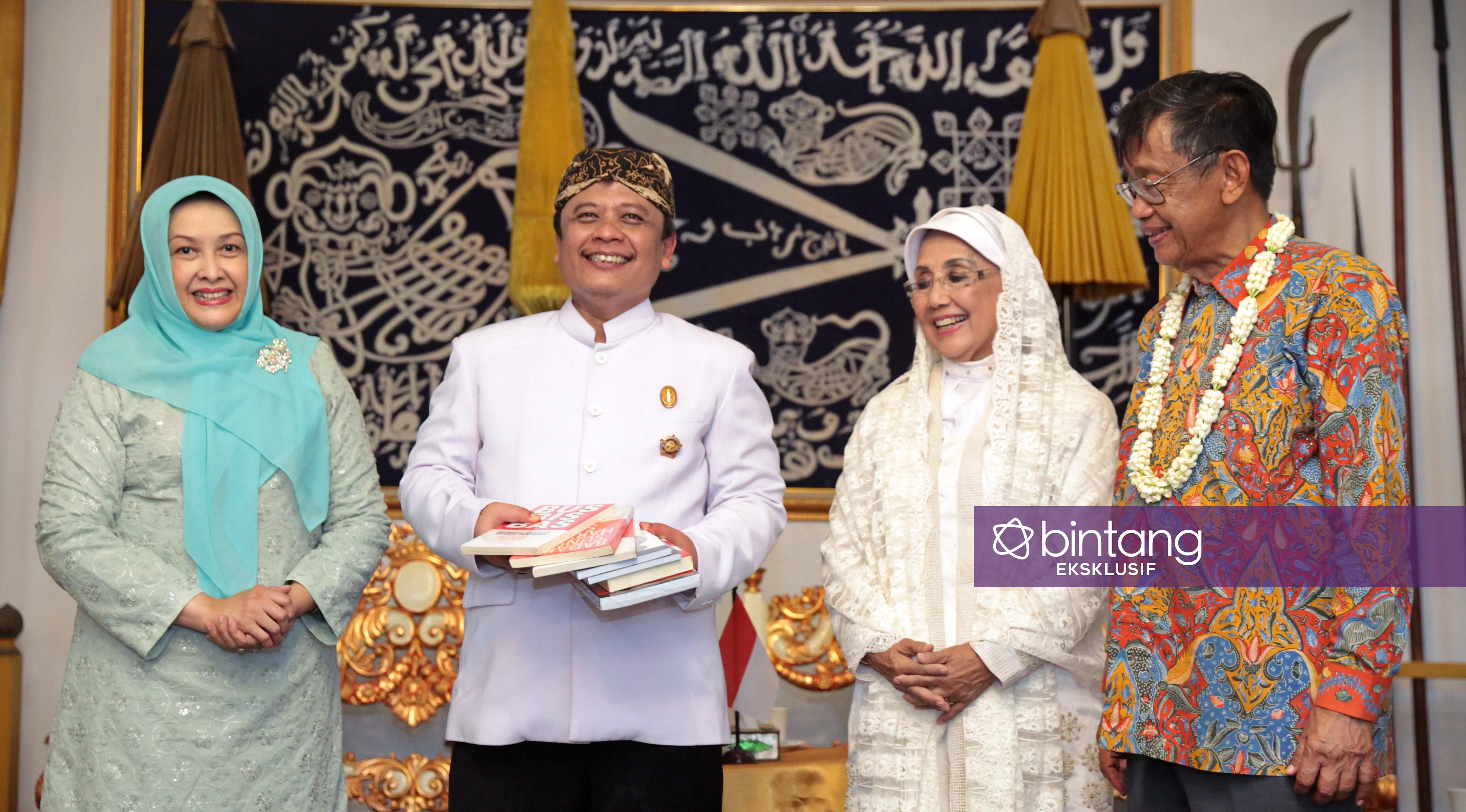 Usai menikah, Nani Wijaya dan suaminya bertemu Sultan Sepuh XIV Pangeran Raja Adipati Arief Natadiningrat  beserta istri. 9Adrian Putra/Bintang.com)