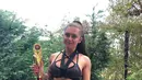 Perawat asal Australia, bikerbiddie menunjukkan piala penghargaan dalam kontes angkat besi yang diikutinya. (Instagram/@bikerbiddie)