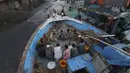 Nelayan berbuka puasa selama bulan suci Ramadhan, di galangan kapal, di Karachi, Pakistan, Selasa (20/4/2021). (AP Photo / Fareed Khan)