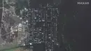 <p>Kombinasi foto yang disediakan oleh Maxar Technologies ini menunjukkan kondisi wilayah Korsunka, Ukraina, sebelum banjir pada 15 Mei 2023 (atas) dan setelah banjir pada 7 Juni 2023. (Satellite image &copy;2023 Maxar Technologies via AP)</p>