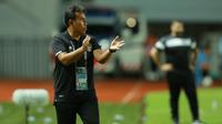 Pelatih Timnas Indonesia U-17, Bima Sakti pada laga Grup B Kualifikasi Piala Asia U-17 2023 antara Timnas Indonesia menghadapi Palestina di Stadion Pakansari, Bogor, Jumat (7/10/2022). (Bola.com/M Iqbal Ichsan)